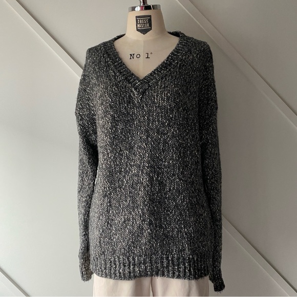 Theory V-Neck Wool Blend Gray Sweater - M - Picture 3 of 12